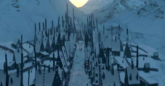 http://static1.wikia.nocookie.net/__cb20081124141437/harrypotter/images/a/a9/Hogsmeade_High_St.jpg