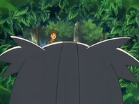 EP389 Linoone escondiéndose