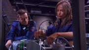 T'Pol und Tucker arbeiten an der Tarnvorrichtung