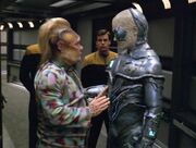Neelix ist mit Erster um Schiff unterwegs