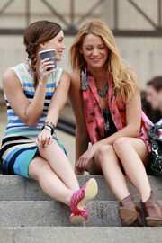 90714w2-lively-b-gr-04-leighton-meester-blake-lively-gossip-girl