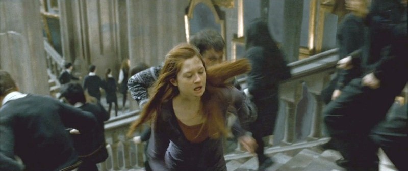 http://static1.wikia.nocookie.net/__cb20110629201221/harrypotter/ru/images/0/02/DH2_Ginny_Weasley_and_other_Hogwarts_students_running_at_the_Staircase.jpg