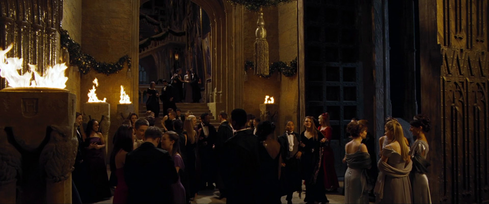 http://static1.wikia.nocookie.net/__cb20110629204052/harrypotter/ru/images/8/81/Entrance-Hall-hp4.jpg