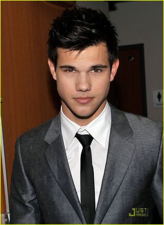 Taylor-lautner-peoples-choice-2010-03