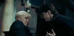 Harry tomando la varita de Draco