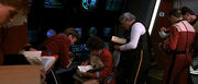Uhura benutzt Bücher über klingonische Sprache